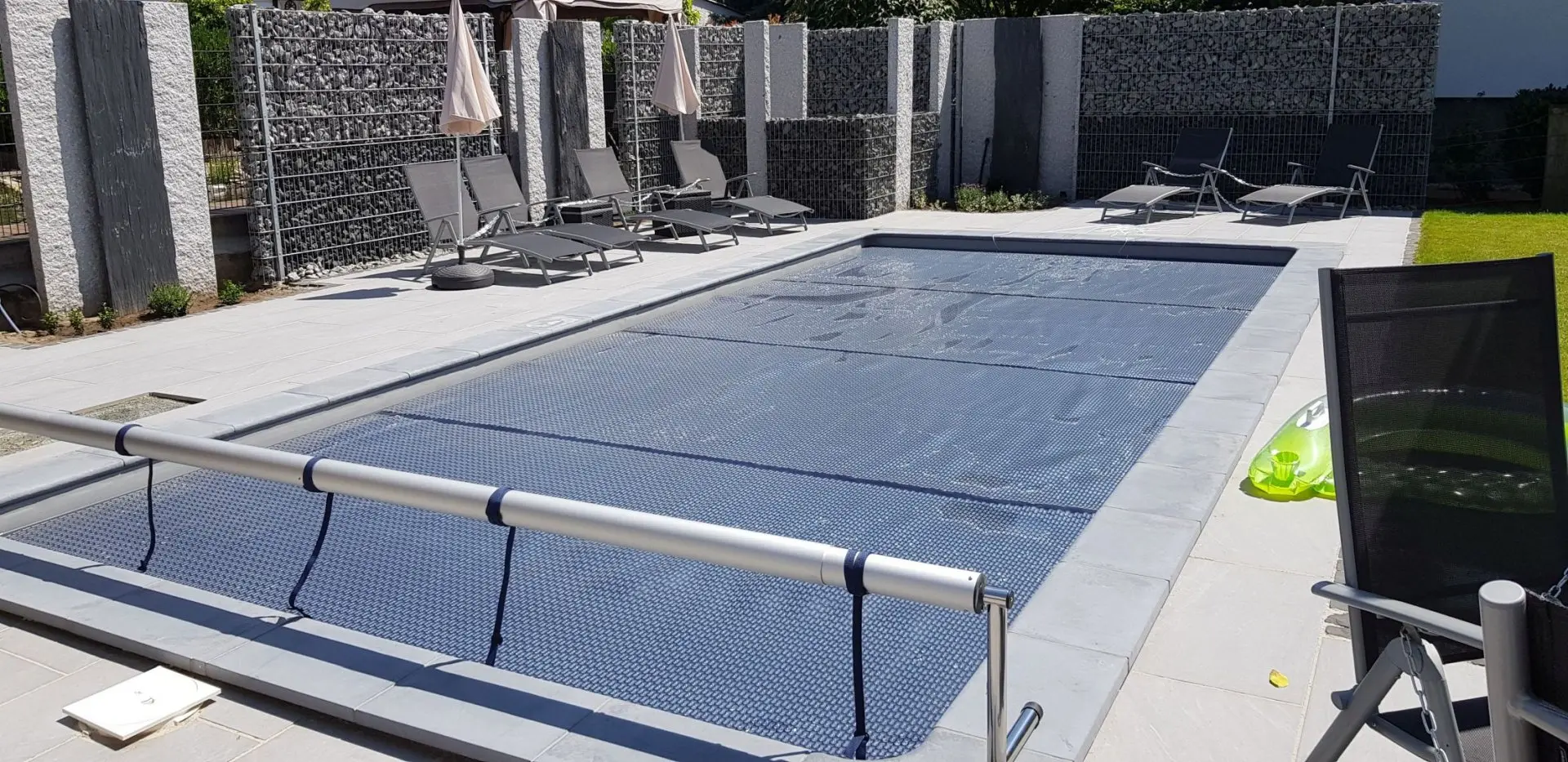 Noppenfolie auf dem Pool