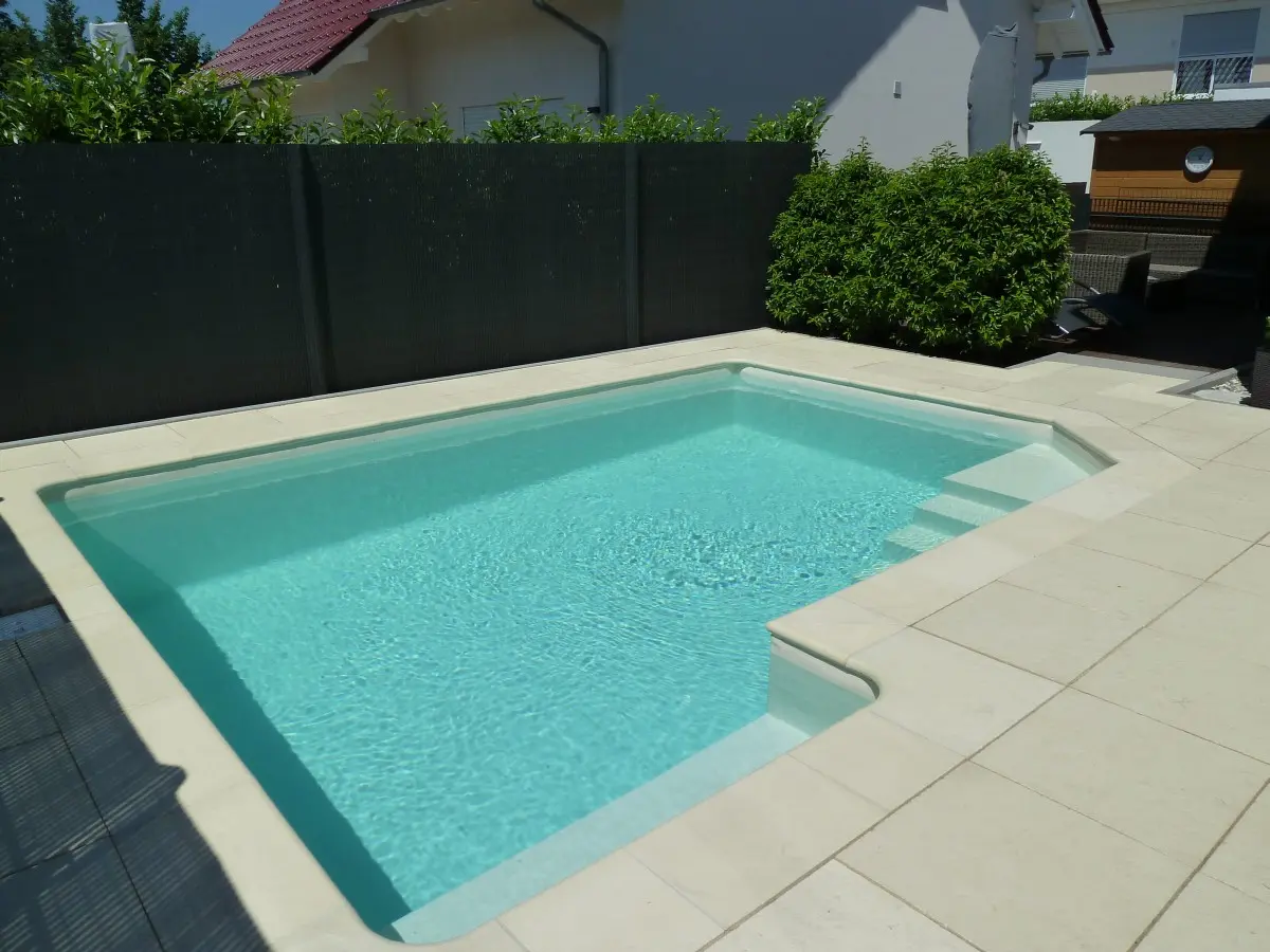 Individuelles Betonschwimmbecken