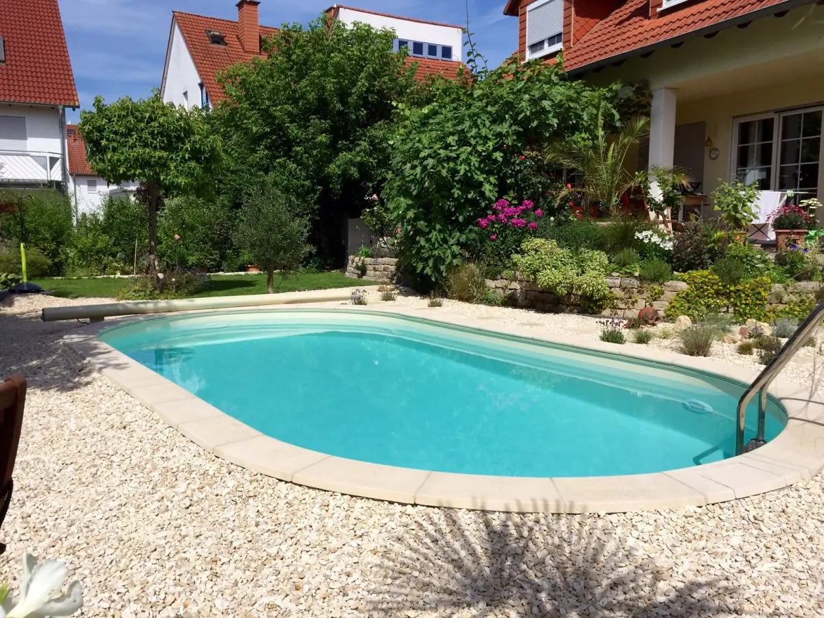 Stahlwandbecken im Garten