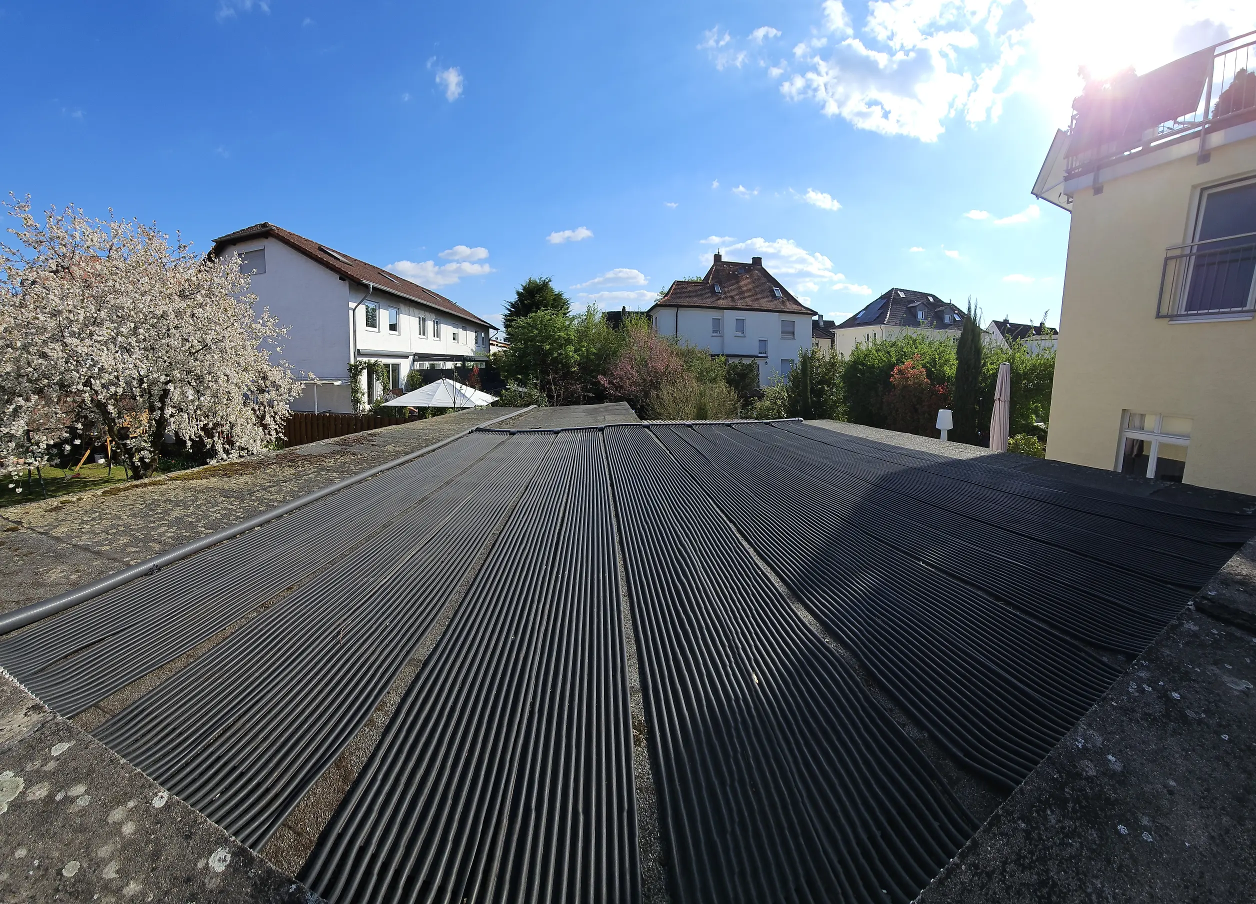 Solarabsorber für Poolheizung auf dem Dach